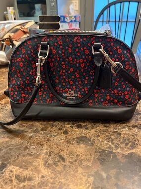 Great condition Coach Sierra Satchel Ranch Floral Dome Shoulder Bag Hand Bag